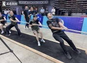 雷火电竞app-拔河比赛激烈对抗，团队合作凸显