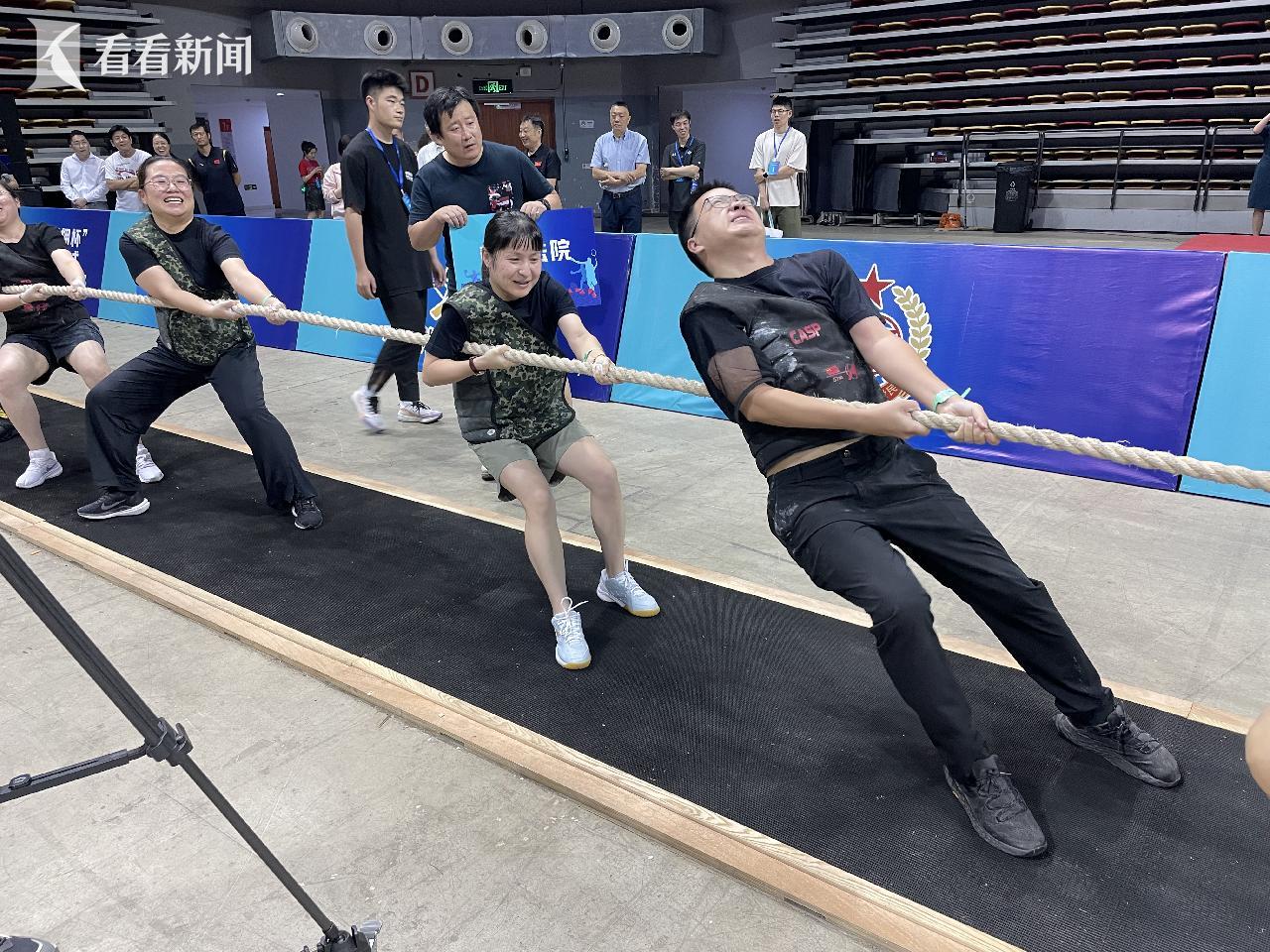 拔河比赛激烈对抗,团队合作凸显 拔河比赛激烈对抗,团队合作凸显