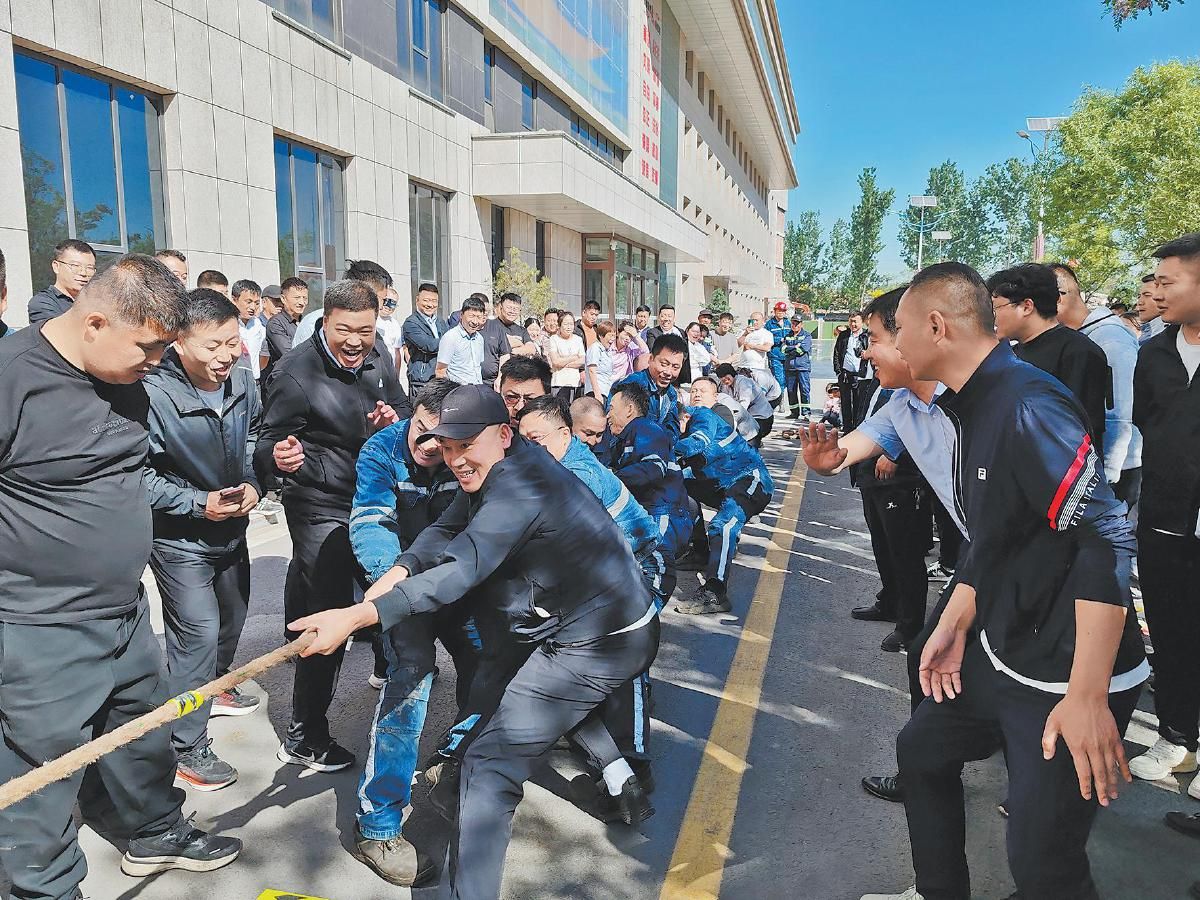 拔河比赛激烈对抗,团队合作凸显 拔河比赛激烈对抗,团队合作凸显